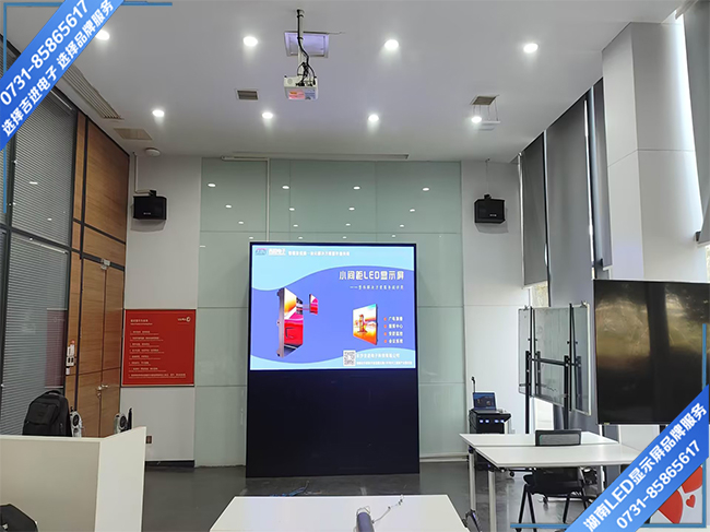 婁底市經(jīng)濟開發(fā)區(qū)某汽車公司培訓室LED顯示屏
